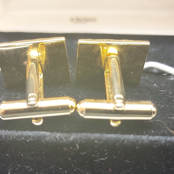 A Set of Gold Colored UN-Monogramed Stylish Cuff Links - Picture 4 of 8